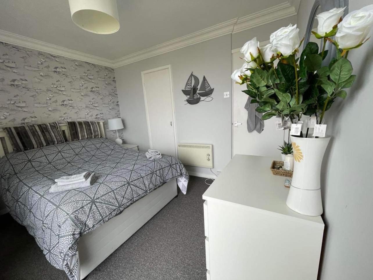 Villa Sea View 3-Bed Heated Pool Eat Bar Kids Park Lowestoft Exterior photo